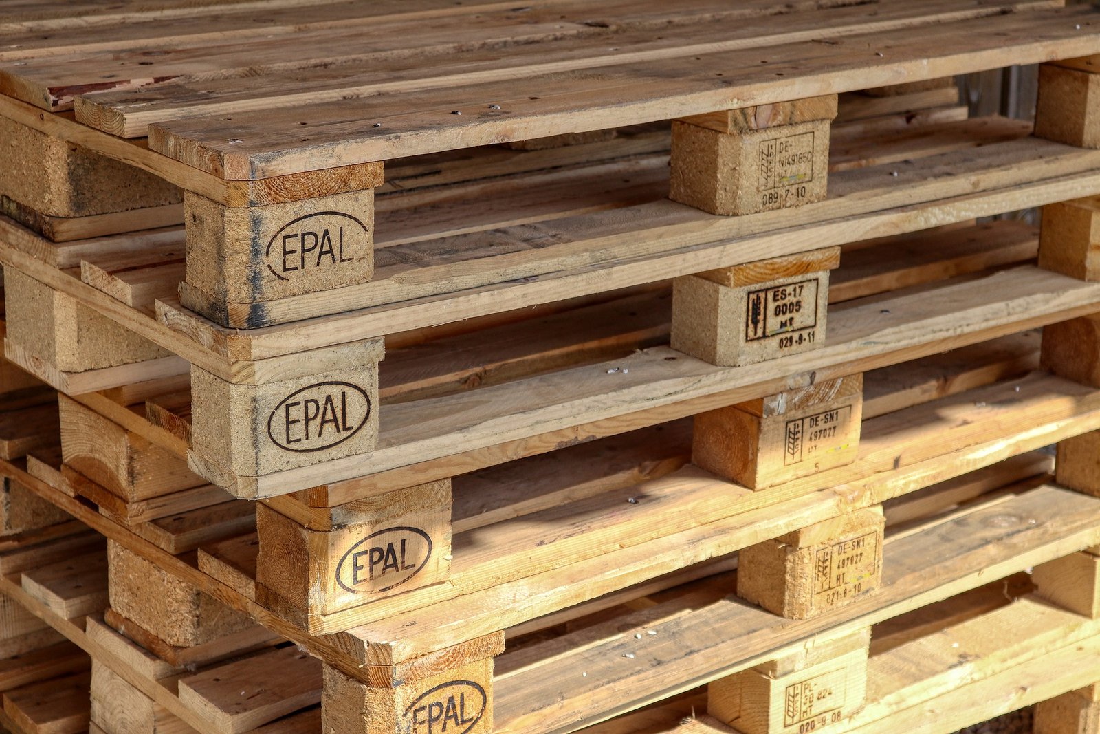 pallets-4978848_1920